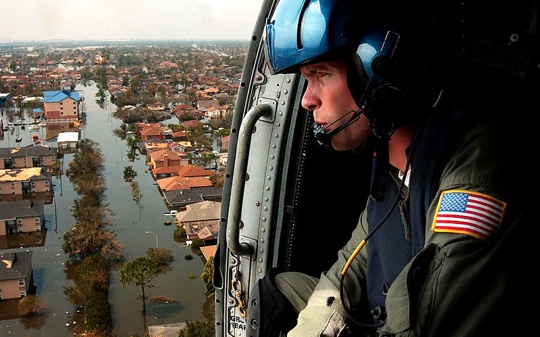Militare americano sopra New Orleans dopo l'uragano Katrina